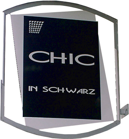 Außen an einer Wand angebrachtes beleuchtetes oder unbeleuchtetes Schild. Aus Aluminium, Holz, Plexiglas und vielen weiteren Materialien für individuelles Design.